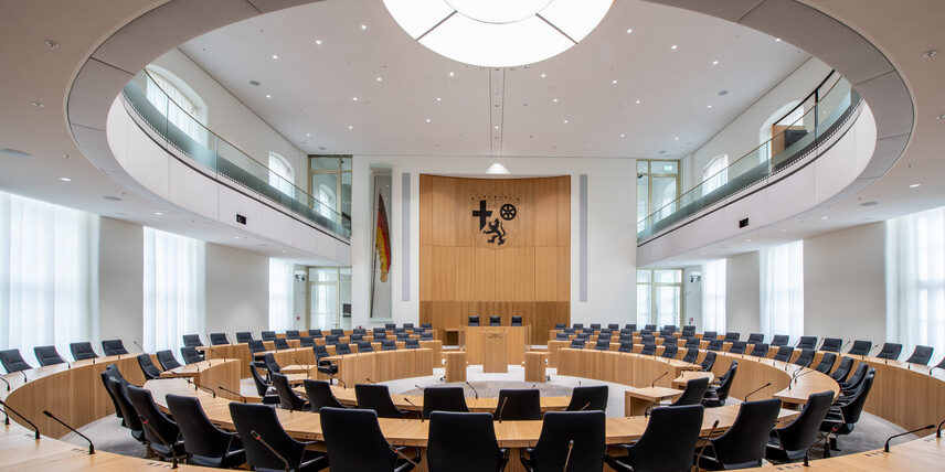 Leerer Plenarsaal im frischsanierten Deutschhaus (Foto: ©Landtag RLP / T. Silz)